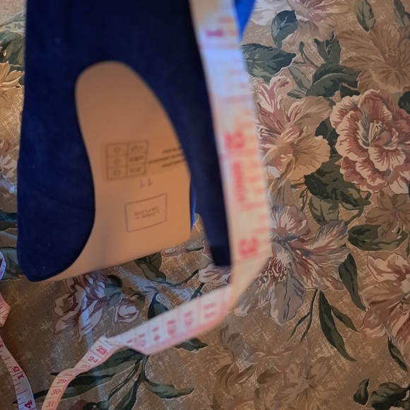 Lord & Taylor Beautiful Blue Suede Pumps - Picture 8 of 8